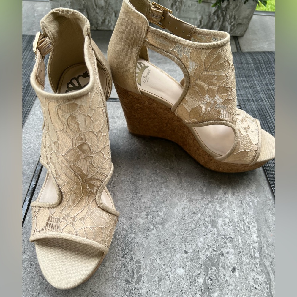 Fergalicious Size 6 Medium Wedge Sandals – Natural/Oatmeal